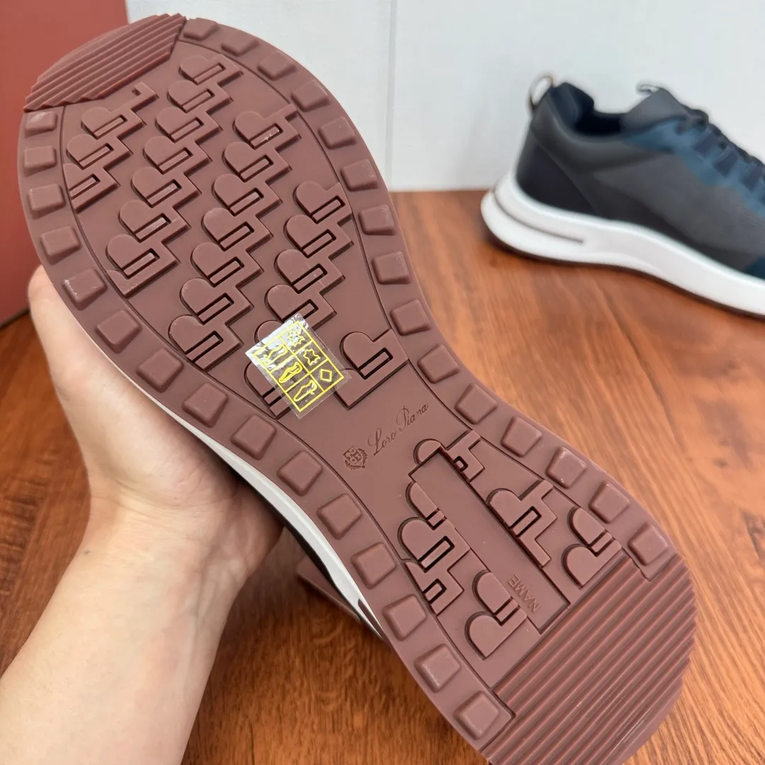 Batch 760 Loro Piana mesh cowhide stitching casual sports men's shoes LP jogging shoes OEM original soles feel free to enter the counter! This casual shoe is knitted from Wind fiber, giving it a unique three-dimensional effect. The unique silhouette narrows slightly at the midsection and is embellished with nappa leather details. The lightweight rubber sole and studs on the edge enhance traction and stability, and functional details full of modern aesthetics add a sporty style to the shoe. The upper uses a hot-melt edge-sealing process. The lightweight technical material of the Kummel-colored rubber outsole is inlaid with cushioning pads on the inside of the sole to distribute the weight more evenly and reduce the load during walking. The leather eyelets are directly set on the upper fixed to the sole to ensure stability. The rear is equipped with cushioning pads to improve wearing comfort. The full package of the counter comes with a shoelace insole. Multiple colors available! Fabric: 100% nylon Decoration: 100% cow leather Accessories: 100% polyurethane Size: 39-40-41-42-43-44 Standard leather shoe size (38/45 can be customized and returns and exchanges are not supported) Item number: FAM1718 gray blue